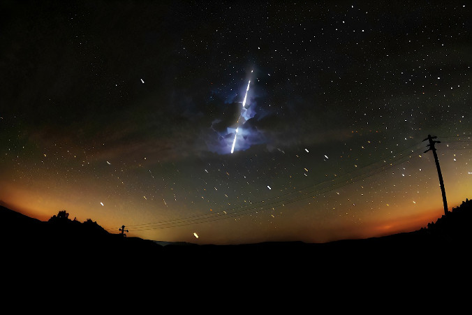 Meteoroid, czyli kosmiczny okruch skalny, został dostrzeżony i sfotografowany na południu Włoch przez setki osób, gdy rozświetlił niebo jako meteor, świecący ślad spalającego się w ziemskiej atmosferze niewielkiego ciała niebieskiego. Na ilustracji meteor, miejsce nieoznaczone (<a href="https://pixabay.com/pl/users/urikyo33-11404887/?utm_source=link-attribution&amp;utm_medium=referral&amp;utm_campaign=image&amp;utm_content=6133007">urikyo33</a> / <a href="https://pixabay.com/pl//?utm_source=link-attribution&amp;utm_medium=referral&amp;utm_campaign=image&amp;utm_content=6133007">Pixabay</a>)