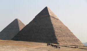 Turyści na wielbłądach w pobliżu Wielkiej Piramidy w Gizie, Egipt, 2.03.2023 r. (KHALED ELFIQI/PAP/EPA)