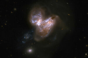 Zdjęcie ilustracyjne. System Arp 299 (NGC 3690 – para zderzających się galaktyk oraz IC 694 – widoczna w lewej dolnej części zdjęcia) – Hubble Space Telescope (NASA, ESA, the Hubble Heritage (STScI/AURA)-ESA/Hubble Collaboration, and A. Evans (University of Virginia, Charlottesville/NRAO/Stony Brook University) / <a href="https://commons.wikimedia.org/w/index.php?curid=3952227">domena publiczna</a>)