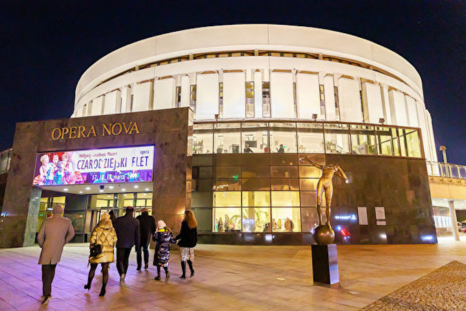 Publiczność z całej Polski przyjechała do Opery Nova w Bydgoszczy, aby obejrzeć spektakle Shen Yun (Qingyao Zhang / The Epoch Times)