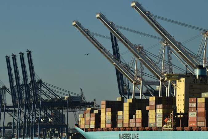 Dźwigi układają kontenery w Porcie Baltimore w Baltimore, Maryland, 10.11.2021 r. (Brendan Smialowski/AFP via Getty Images)