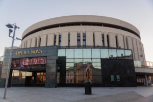 Nowojorskie Shen Yun Performing Arts w Operze Nova wystąpiło dwukrotnie 28 lutego. Bilety na przedstawienia zostały wyprzedane. Na zdjęciu gmach Opery Nova, Bydgoszcz, 28.02.2023 r. (Karolina Olejniczak / The Epoch Times)