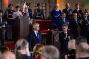 Prezydent Republiki Czeskiej Petr Pavel (z lewej) bierze udział w ceremonii inauguracji swojej prezydentury na Zamku Praskim, Praha w Czechach, 9.03.2023 r. (MARTIN DIVISEK/PAP/EPA)