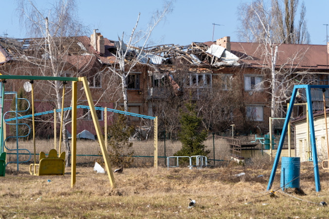 Zniszczony dom we wsi Prochody w obwodzie charkowskim, 15.03.2023 r. Wieś była okupowana przez wojska rosyjskie od lutego do września (Mykola Kalyeniak / PAP)