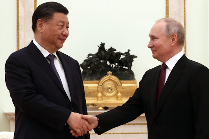 Prezydent Rosji Władimir Putin podaje rękę przywódcy Chin Xi Jinpingowi podczas ich spotkania na Kremlu w Moskwie, Rosja, 20.03.2023 r. (SERGEI KARPUHIN/SPUTNIK/KREMLIN POOL/PAP/EPA)
