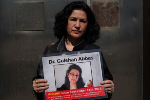 Rushan Abbas, przewodnicząca Campaign for Uyghurs, trzyma zdjęcie swojej siostry Gulshan Abbas, która jest obecnie więziona w chińskim obozie, podczas wiecu w Nowym Jorku, 22.03.2021 r. (Timothy Clary/AFP via Getty Images)