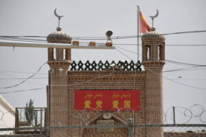 Meczet nr 13 w Jieleixi z hasłami „Kochaj [Komunistyczną] partię [Chin], kochaj Chiny”, Yangisar, na południe od Kaszgaru, w zachodnim regionie Xinjiang, Chiny, 4.06.2019 r. <a href="https://epochtimes.pl/grupy-religijne-w-chinach-zmuszane-do-propagowania-komunizmu-wedlug-raportu-amerykanskiej-komisji/">KPCh zmusza grupy religijne w Chinach do propagowania komunizmu</a> (GREG BAKER/AFP via Getty Images)