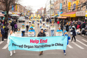 Praktykujący Falun Gong podczas parady, która ma na celu zwrócić uwagę na prześladowania ich wiary przez chiński reżim, Brooklyn w Nowym Jorku, 26.02.2023 r. (Larry Dye / The Epoch Times)