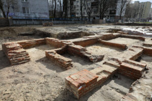Fundamenty starej kamienicy, przedwojenny adres budynku to Gęsia 33, Warszawa, 28.03.2023 r. (Paweł Supernak / PAP)