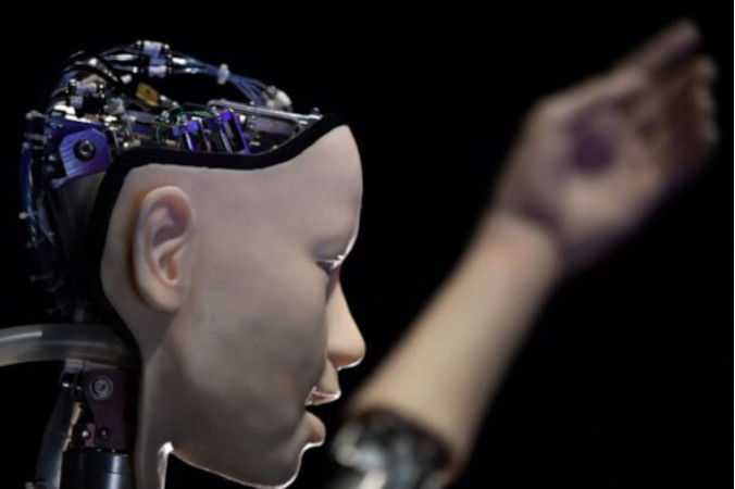 Robot AI nazwany „Alter 3: Offloaded Agency” podczas sesji zdjęciowej promującej wystawę zatytułowaną „AI: More than Human”, pol. „AI: Więcej niż człowiek”, Barbican Centre w Londynie, 15.05.2019 r. (Ben Stansall/AFP via Getty Images)