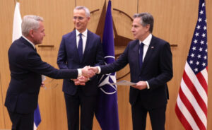 Minister spraw zagranicznych Finlandii Pekka Haavisto (po lewej) odbiera ratyfikację dokumentu akcesyjnego od sekretarza stanu USA Antony’ego Blinkena (po prawej), w obecności sekretarza generalnego NATO Jensa Stoltenberga, ceremonia podczas spotkania ministrów spraw zagranicznych NATO w siedzibie Sojuszu w Brukseli, Belgia, 4.04.2023 r. (OLIVIER MATTHYS/POOL/PAP/EPA)