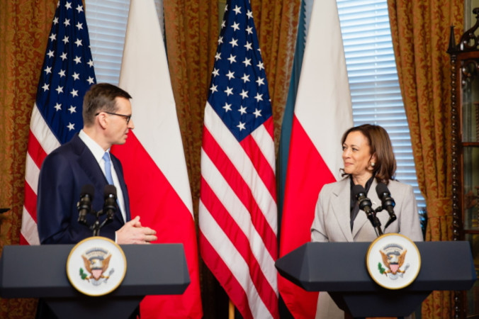 Premier RP Mateusz Morawiecki i wiceprezydent Stanów Zjednoczonych Kamala Harris podczas wspólnej konferencji prasowej, po spotkaniu w Waszyngtonie, 11.04.2023 r. (Krystian Maj/KPRM/PAP)
