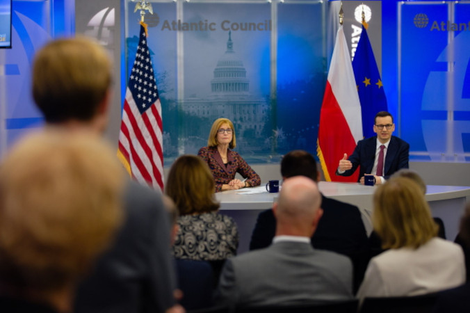 Premier Mateusz Morawiecki oraz była specjalna wysłanniczka Stanów Zjednoczonych do Irlandii Północnej Paula Dobriansky (po lewej) podczas posiedzenia Atlantic Council w Waszyngtonie, 13.04.2023 r. (Krystian Maj/KPRM/PAP)