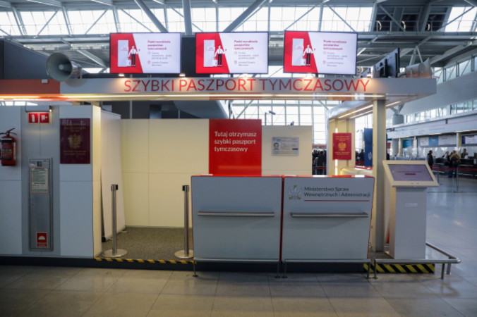 Punkt wydawania paszportów tymczasowych uruchomiony na Lotnisku Chopina w Warszawie, 20.04.2023 r. (Albert Zawada / PAP)