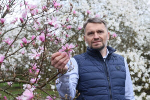 Dyrektor Ogrodu Arkadiusz Nowak w Ogrodzie Botanicznym PAN CZRB w Powsinie, 21.04.2023 r. (Leszek Szymański / PAP)