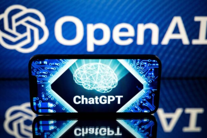 Logo OpenAI i ChatGPT wyświetlane na ekranach w Tuluzie, Francja, 23.01.2023 r. (Lionel Bbonaventure/AFP via Getty Images)