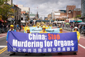 Praktykujący Falun Gong uczestniczą w paradzie nawołującej do zakończenia prześladowań ich wiary przez Komunistyczną Partię Chin, dzielnica Flushing w Queens, Nowy Jork, 23.04.2023 r. (Chung I Ho / The Epoch Times)