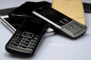 „Le Soir”: Niektóre stare telefony komórkowe są warte nawet 40 tys. euro, „przeszukaj szuflady, może jesteś bogaty”