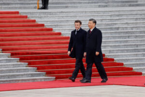 Prezydent Francji Emmanuel Macron i przywódca Chin Xi Jinping podczas oficjalnej ceremonii powitalnej w Pekinie, Chiny, 6.04.2023 r. (Ludovic Marin/AFP via Getty Images)