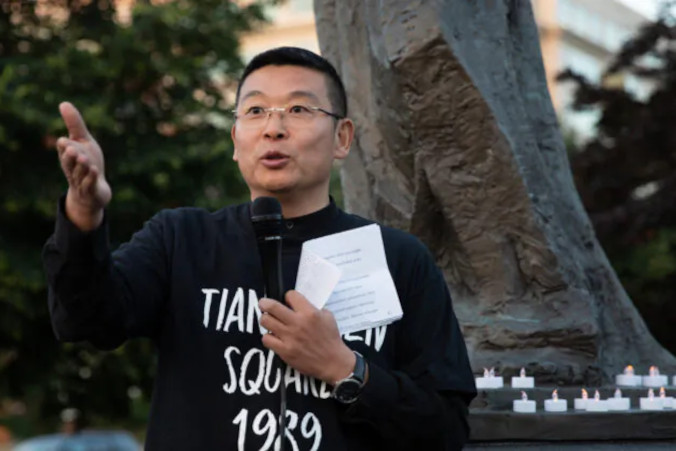 Obrońca praw człowieka Yang Jianli przemawia podczas czuwania przy świecach, zorganizowanego dla upamiętnienia 29. rocznicy masakry z 4 czerwca na placu Tiananmen, czuwanie pod Pomnikiem Pamięci Ofiar Komunizmu w Waszyngtonie, 4.06.2018 r. (Samira Bouaou / The Epoch Times)