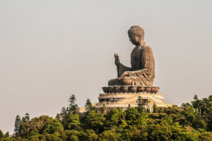 Budda Tian Tan, najwyższy na świecie posąg z brązu siedzącego Buddy, znajduje się na terenie klasztoru Po Lin w Hongkongu (Wilfredor – praca własna, <a href="https://creativecommons.org/publicdomain/zero/1.0/deed.en">CC0</a> / <a href="https://commons.wikimedia.org/w/index.php?curid=33531133">Wikimedia</a>)