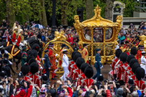 Król Wielkiej Brytanii Karol III i królowa Camilla wracają z Opactwa Westminsterskiego do Pałacu Buckingham po ceremonii koronacyjnej w Londynie, Wielka Brytania, 6.05.2023 r. (PAP/EPA/MARTIN DIVISEK)