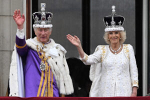 Król Wielkiej Brytanii Karol III i królowa Camilla na balkonie Pałacu Buckingham po koronacji w Londynie, Wielka Brytania, 6.05.2023 r. (Neil Hall/PAP/EPA)