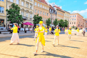 Praktykujący prezentują ćwiczenia Falun Dafa podczas parady z okazji Światowego Dnia Falun Dafa, Krakowskie Przedmieście w Warszawie, 13.05.2023 r. (The Epoch Times)