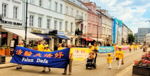 Praktykujący Falun Dafa podczas parady z okazji Światowego Dnia Falun Dafa, Nowy Świat w Warszawie, 13.05.2023 r. (The Epoch Times)