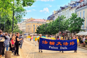 Praktykujący Falun Dafa podczas parady z okazji Światowego Dnia Falun Dafa, Krakowskie Przedmieście w Warszawie, 13.05.2023 r. (The Epoch Times)