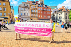 Praktykujący Falun Dafa podczas parady z okazji Światowego Dnia Falun Dafa, plac Zamkowy w Warszawie, 13.05.2023 r. (The Epoch Times)
