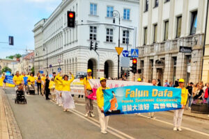 Praktykujący Falun Dafa podczas parady z okazji Światowego Dnia Falun Dafa, Nowy Świat w Warszawie, 13.05.2023 r. (The Epoch Times)