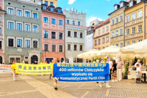 Praktykujący Falun Dafa podczas parady z okazji Światowego Dnia Falun Dafa, plac Zamkowy w Warszawie, 13.05.2023 r. (The Epoch Times)