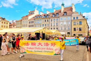 Praktykujący Falun Dafa podczas parady z okazji Światowego Dnia Falun Dafa, Rynek Starego Miasta w Warszawie, 13.05.2023 r. (The Epoch Times)