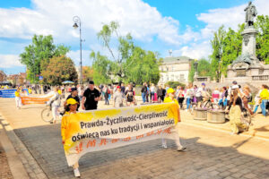 Praktykujący Falun Dafa podczas parady z okazji Światowego Dnia Falun Dafa, Krakowskie Przedmieście w Warszawie, 13.05.2023 r. (The Epoch Times)