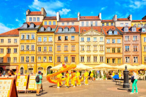 Złoty Smok podczas parady z okazji Światowego Dnia Falun Dafa na Rynku Starego Miasta w Warszawie, 13.05.2023 r. (The Epoch Times)