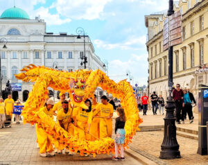 Złoty Smok podczas parady z okazji Światowego Dnia Falun Dafa, Krakowskie Przedmieście w Warszawie, 13.05.2023 r. (The Epoch Times)