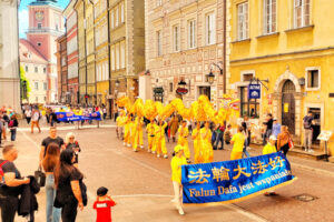 Praktykujący Falun Dafa podczas parady z okazji Światowego Dnia Falun Dafa, Stare Miasto w Warszawie, 13.05.2023 r. (The Epoch Times)