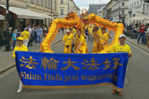 Praktykujący Falun Dafa podczas parady z okazji Światowego Dnia Falun Dafa, Nowy Świat w Warszawie, 13.05.2023 r. (Krzysztof Olesiński / The Epoch Times)