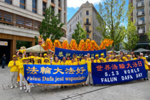 Praktykujący Falun Dafa celebrują Światowy Dzień Falun Dafa, plac Pięciu Rogów w Warszawie, 13.05.2023 r. (Marcin Hakemer-Fernandez)
