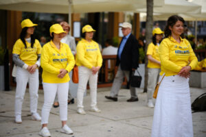 Praktykujący prezentują ćwiczenia Falun Dafa podczas parady z okazji Światowego Dnia Falun Dafa, plac Pięciu Rogów w Warszawie, 13.05.2023 r. (Marek Sybilak)