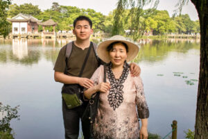 Simon Zhang i jego matka Ji Yunzhi podczas podróży do miasta Hangzhou w prowincji Zhejiang w Chinach w 2012 r. Ji, praktykująca Falun Gong, zmarła na skutek prześladowań Falun Gong prowadzonych przez chiński reżim w marcu 2022 r. (dzięki uprzejmości Simona Zhanga)
