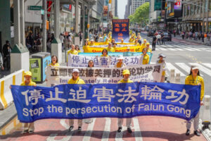 Praktykujący Falun Gong podczas parady na Manhattanie z okazji Światowego Dnia Falun Dafa, Nowy Jork, 12.05.2023 r. (Larry Dye / The Epoch Times)