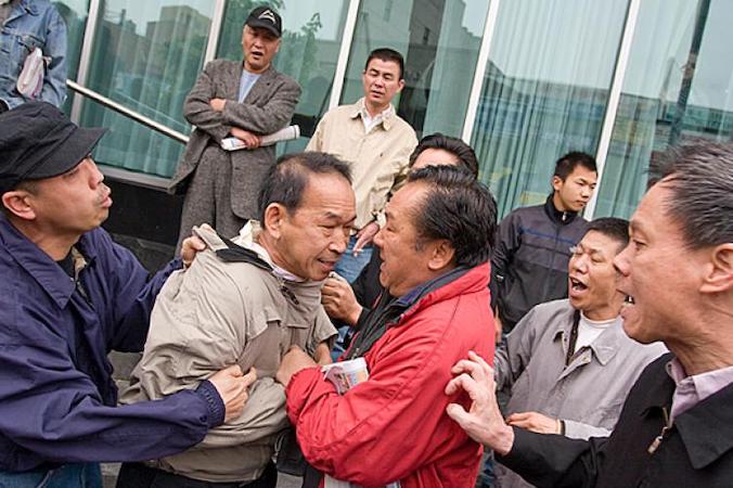 Edmond Erh, mieszkaniec Flushing, został zaatakowany przez tłum zwolenników KPCh, gdy obsługiwał stoisko pomagające ludziom opuścić Komunistyczną Partię Chin, 2008 r. (Dayin Chen / The Epoch Times)