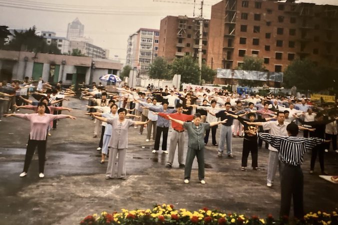 Miejsce grupowych ćwiczeń Falun Gong w Changchun, prowincja Jilin, Chiny, 1998 r. (dzięki uprzejmości Gail Rachlin)