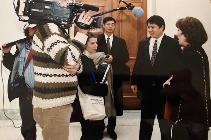 Rzecznicy Falun Gong, Gail Rachlin (po prawej) i Erping Zhang (drugi od prawej), w Kongresie USA w 1999 r. (dzięki uprzejmości Gail Rachlin)