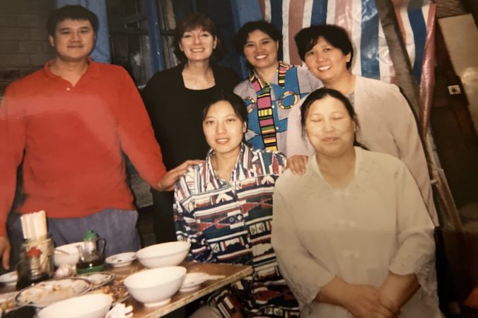 Gail Rachlin (druga z lewej) z chińskimi praktykującymi Falun Gong w Changchun, prowincja Jilin, Chiny, 1998 r. (dzięki uprzejmości Gail Rachlin)