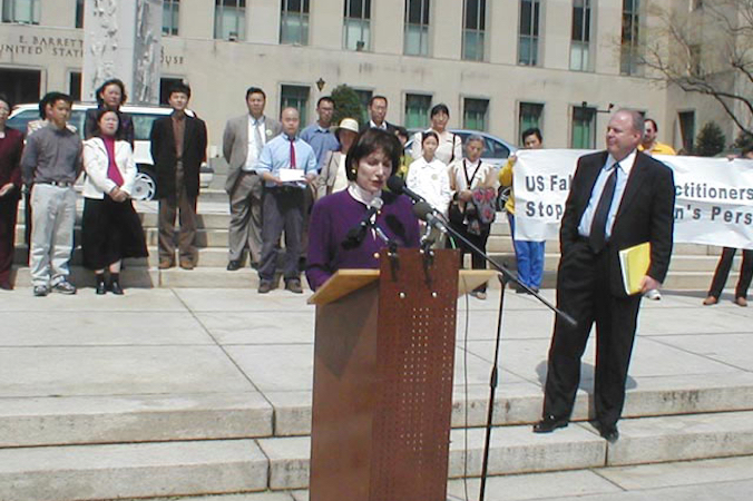 Gail Rachlin przemawia przed budynkiem sądu federalnego USA w Waszyngtonie, 3.04.2002 r. (dzięki uprzejmości Minghui.org)