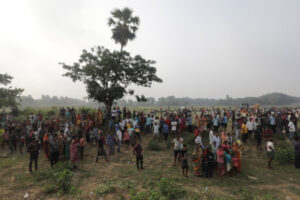 Ludzie przyglądają się pracom ratowniczym prowadzonym przez Krajowe Siły Reagowania na Katastrofy na miejscu wypadku kolejowego w Odisha Balasore, Indie, 03.06.2023 r. (PIYAL ADHIKARY/PAP/EPA)