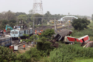 Indyjski minister: Błąd w elektronicznym systemie sygnalizacji doprowadził do katastrofy kolejowej